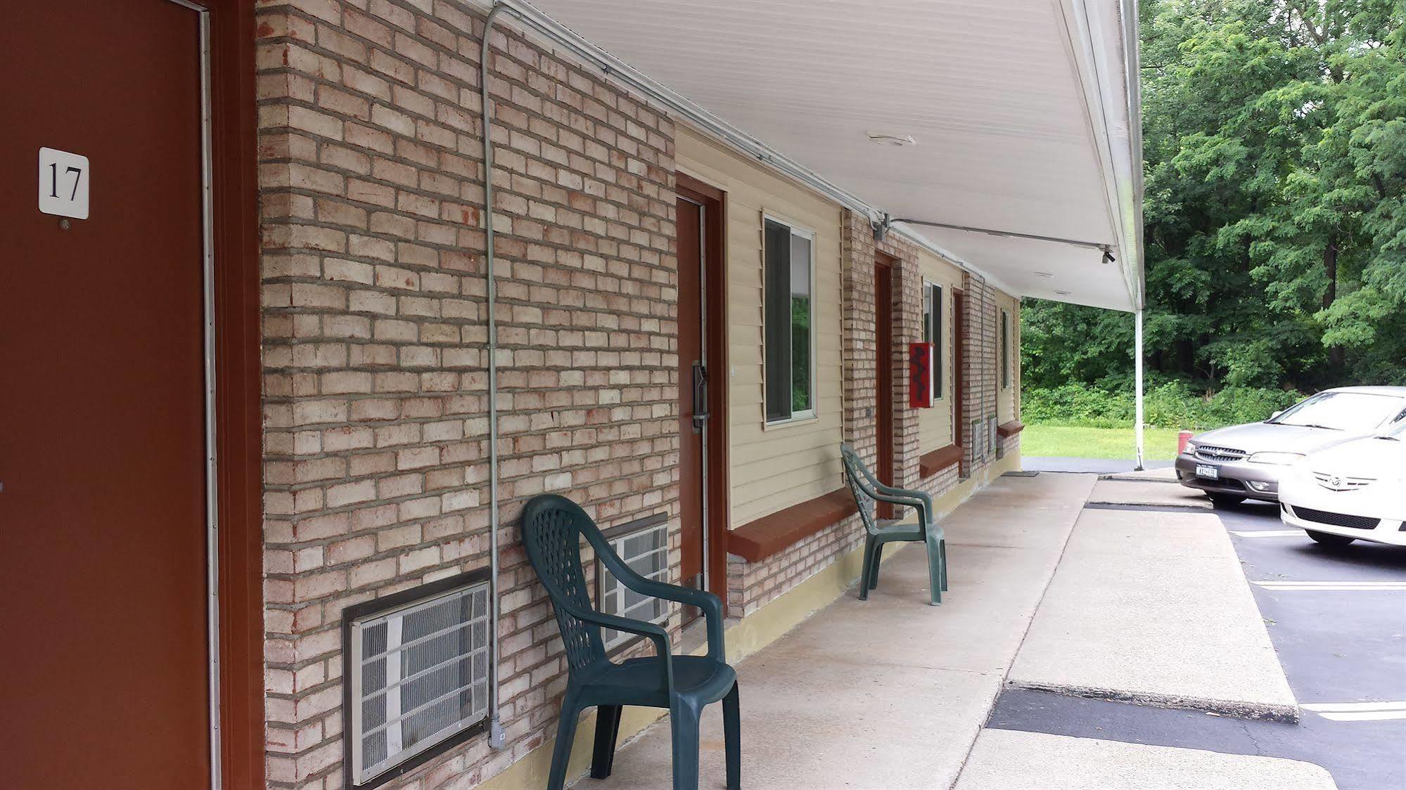 Budget Inn Fairport Exterior foto
